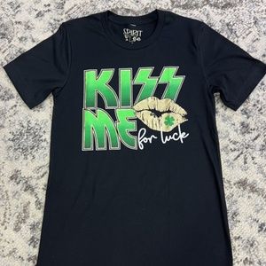 KISS ME FOR LUCK GRAPHIC TEE (S)